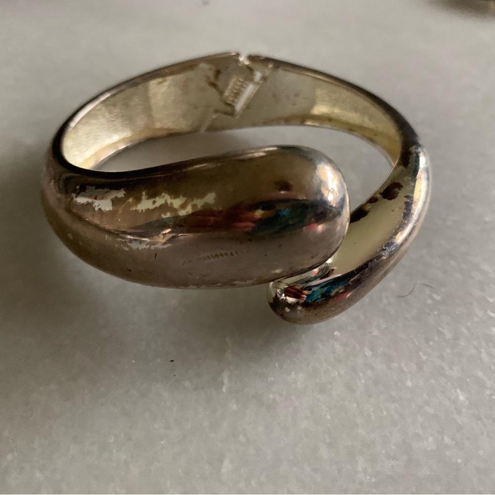 Silver clasp bracelet